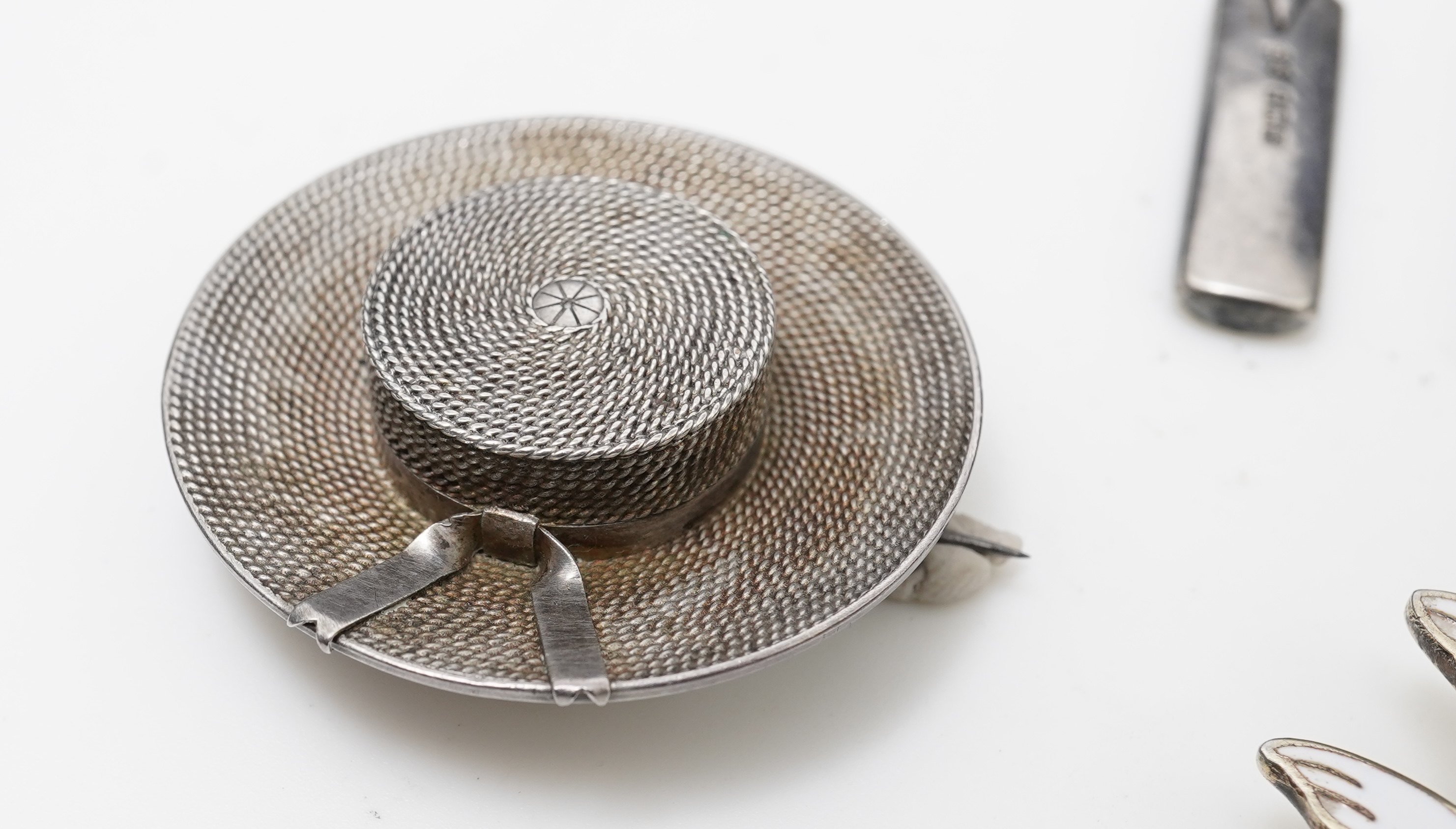 A collection of novelty jewels